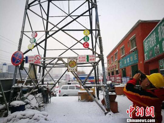 
            	烏魯木齊供電公司低溫下開(kāi)展特巡及消缺工作?！∨诉M(jìn)軍　攝受較強(qiáng)冷空氣持續(xù)影響，新疆近期出現(xiàn)較為明顯的持續(xù)降溫天氣