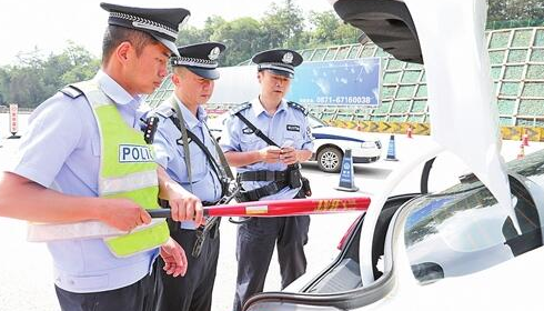 
            	昆明北收費(fèi)站堵卡盤查和諧警民關(guān)系近年來(lái)，盤龍公安分局按照公安部、云南省公安廳、昆明市公安局的安排部署，緊緊圍繞昆明公安跨越發(fā)展“1575”戰(zhàn)略目標(biāo)任務(wù)，堅(jiān)持以人民為中心的平安建設(shè)為引領(lǐng)，以工作創(chuàng)新為動(dòng)力、以戰(zhàn)略升級(jí)為重點(diǎn)，以信息融合為突破。堅(jiān)持“先信息再行動(dòng)，大信息小行動(dòng)，無(wú)信息不行動(dòng)”工作理念，實(shí)現(xiàn)了警力投入少、警務(wù)動(dòng)作小、工作成效好的預(yù)定目標(biāo)；實(shí)現(xiàn)了大數(shù)據(jù)時(shí)代下警務(wù)模式由“汗水警務(wù)”向“智慧警務(wù)”轉(zhuǎn)變；實(shí)現(xiàn)了社會(huì)治安打防管控一體化轉(zhuǎn)型升級(jí)
