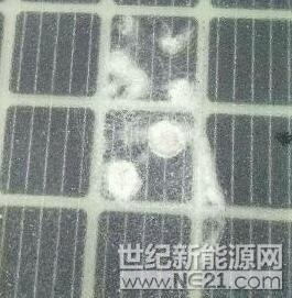 曬曬太陽(yáng)就能發(fā)電，冬天自動(dòng)融化積雪，未來(lái)電動(dòng)汽車跑上去還能充電……去年12月28日，全球首段承載式光伏高速公路試驗(yàn)段在濟(jì)南南繞城高速正式亮相。僅5天后，一段約1.85米長(zhǎng)、10至15厘米寬的路面便遭破壞，甚至有傳言稱，有人惡意竊取這項(xiàng)“黑科技”