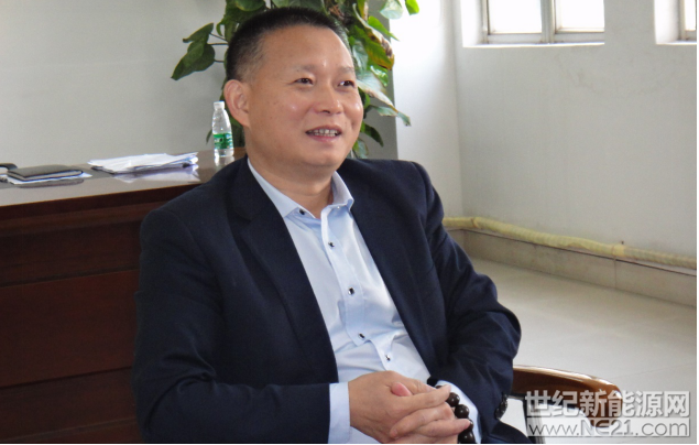 近日，佛山市金銀河智能裝備股份有限公司（以下簡(jiǎn)稱“金銀河”）宣布，公司歷時(shí)五年研發(fā)的并聯(lián)式高速精密雙面同時(shí)擠壓涂布機(jī)試車成功。據(jù)了解，相較于現(xiàn)有的單面涂布和雙面折返式的加工原理，該涂布機(jī)可實(shí)現(xiàn)雙面同時(shí)涂覆、烘干工序，減少以往的重復(fù)動(dòng)作，進(jìn)一步提高涂布效率