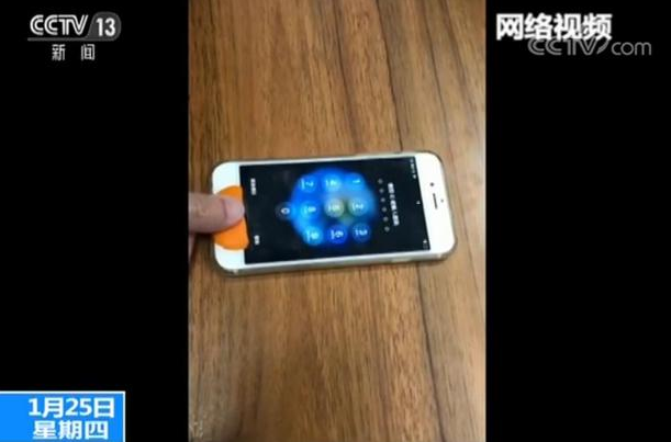 
            	近日，一段用橘子皮解鎖手機(jī)的視頻在網(wǎng)上瘋傳。手機(jī)指紋識(shí)別鍵經(jīng)過(guò)簡(jiǎn)單處理后，不但任何人都可以解鎖你的手機(jī)，連橘子皮都能輕松實(shí)現(xiàn)“芝麻開門”