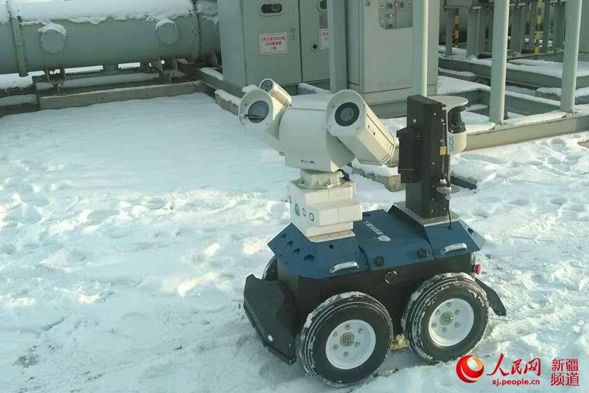 
            	1月30日上午10點(diǎn)整，在220千伏寶鋼變電站駐守的機(jī)器人自動(dòng)拔出充電插頭、打開(kāi)卷簾門(mén)、走出它的專屬‘小屋’進(jìn)入220千伏寶鋼變電站設(shè)備區(qū)。在每一個(gè)設(shè)定的點(diǎn)位前，機(jī)器人會(huì)停下來(lái)，調(diào)節(jié)好“眼睛”位置，對(duì)運(yùn)行設(shè)備表計(jì)、位置指示、運(yùn)行溫度等進(jìn)行察看