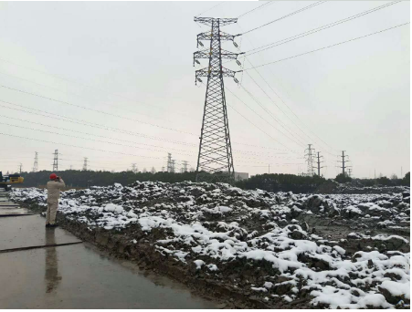 
            	自1月24日起，昆山氣象局連續(xù)發(fā)布多個(gè)暴雪警報(bào)，接踵而至的是連續(xù)的暴雪冰凍天氣。氣溫驟降、雪花飛舞，十年一遇的大雪不僅考驗(yàn)著電網(wǎng)人的耐寒能力，也考驗(yàn)著電網(wǎng)的堅(jiān)強(qiáng)、安全運(yùn)行