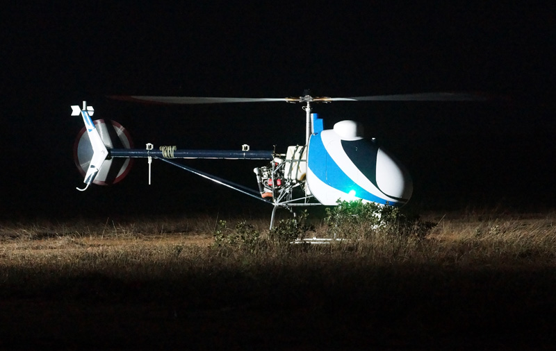 
　　2018年1月22日傍晚，南方電網(wǎng)廣東電科院的科研人員正在為大型電力巡檢無人機(jī)首次夜間巡檢做準(zhǔn)備。

　　2018年1月22日晚，正在執(zhí)行夜間巡檢任務(wù)的大型電力巡檢無人機(jī)