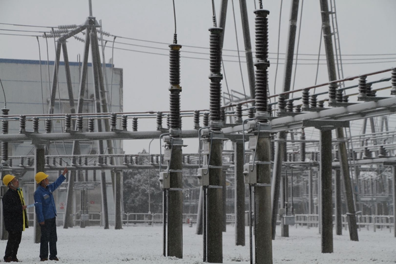 
　　220千伏烽陽II回導(dǎo)線是貴陽電網(wǎng)區(qū)域內(nèi)今冬首條開展融冰工作的輸電線路。

　　貴陽供電局工作人員對區(qū)域內(nèi)的供電線路實行24小時“全監(jiān)控”