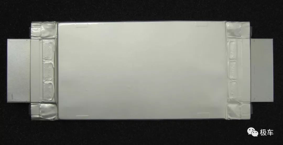 
	中國儲能網(wǎng)訊：近日，日本電池制造商東芝宣布，他們成功研發(fā)出新一代的車用鋰離子電池，僅需充電6分鐘就可以行駛320公里，并且有望在2019年實現(xiàn)商用。


	


	東芝官方對外宣布了已經(jīng)成功研發(fā)出新一代的車用鋰離電子電池，這款電池簡稱SCiB