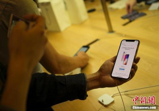 
            	據(jù)外媒報(bào)道，俄羅斯一對(duì)雙胞胎向蘋果公司索賠2000萬(wàn)盧布（約合223．8萬(wàn)人民幣），因iPhoneX無(wú)法識(shí)別出他們面部的區(qū)別。據(jù)悉，這對(duì)來(lái)自弗拉基米爾市的雙胞胎說(shuō)，iPhoneX的Face ID顯示，他們的臉部是一樣的，所以他們決定把蘋果公司告上法庭，并要求向他們償付2000萬(wàn)盧布的精神損失費(fèi)