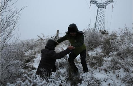 
            	隨著全國(guó)新一輪降雪降溫天氣的來(lái)臨，寧夏六盤(pán)山區(qū)迎來(lái)新年第二場(chǎng)降雪，零下8攝氏度、零下10攝氏度，零下12攝氏度，固原地區(qū)氣溫屢創(chuàng)新低。據(jù)氣象臺(tái)預(yù)報(bào)，1月29日至30日，固原局地最低氣溫將達(dá)零下15攝氏度，固原市各縣區(qū)相繼發(fā)布黃色結(jié)冰、大霧，藍(lán)色暴雪等預(yù)警信息，固原電網(wǎng)設(shè)備將再次接受惡劣天氣的考驗(yàn)