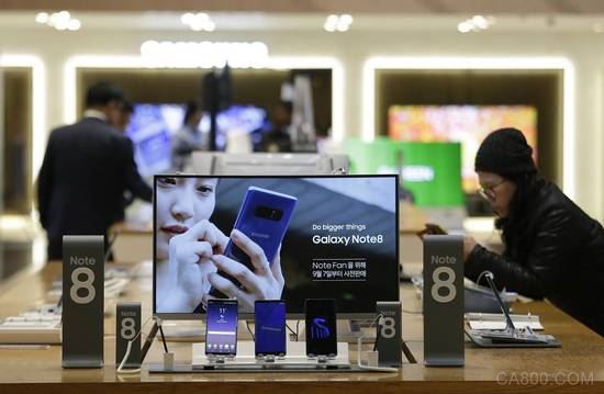 
                    
	（原標題：Samsung Cashes In on Chips to Hit Another Record Profit）


	


	 


	1月31日消息，受益于存儲芯片的強勁需求，三星電子公司連續(xù)第三個季度錄得創(chuàng)紀錄的業(yè)績，盡管其智能手機部門的營業(yè)利潤出現(xiàn)下滑。


	該韓國科技公司表示，其第四季度凈利潤從去年同期的7.09萬億韓元增長42％至12.26萬億韓元（約合114億美元）