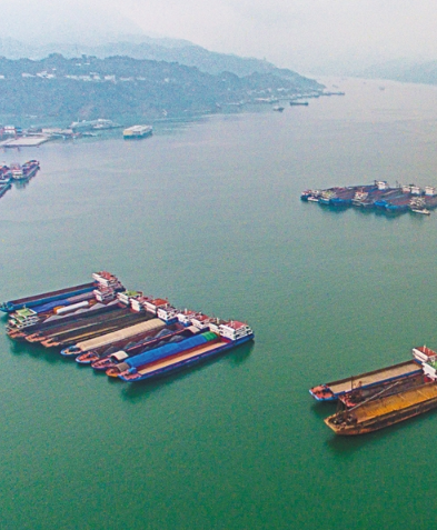 
            	貨輪?？吭谌龒{大壩上游湖北秭歸縣沙灣錨地等待過閘。 鄭家裕攝（新華社發(fā)）湖北堅持生態(tài)優(yōu)先、綠色發(fā)展，走出了長江經(jīng)濟帶區(qū)域協(xié)同和綠色發(fā)展的新路徑