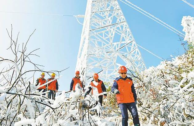 
　　重慶長壽供電公司員工在觀測線路覆冰情況。特約攝影 況敏

　　1月31日，重慶日報記者從國網(wǎng)重慶市電力公司獲悉，針對新一輪低溫雨雪災(zāi)害天氣，該公司啟動災(zāi)害搶修應(yīng)急預(yù)案，目前已累計出動搶修隊伍483支，開展線路特巡、覆冰觀測、直流融冰和故障搶修，保障全市供電線路安全運行和市民正常用電