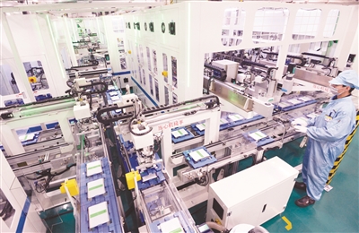 
	中國(guó)儲(chǔ)能網(wǎng)訊：記者日前獲悉，高新區(qū)企業(yè)力神電池公司六期新工廠自去年10月正式投產(chǎn)后，目前首條生產(chǎn)線已正式開(kāi)足馬力生產(chǎn)并全部實(shí)現(xiàn)自動(dòng)化和智能化，預(yù)計(jì)今年8月將實(shí)現(xiàn)4條生產(chǎn)線全部投產(chǎn)。據(jù)了解，力神電池新工廠最新產(chǎn)品——高容量三元?jiǎng)恿﹄姵爻蔀檫@里的主打產(chǎn)品