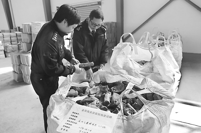 
            	記者近日從海關(guān)總署獲悉，截至目前，海關(guān)已對2017年申領(lǐng)固體廢物進口許可證的全部291家廢五金加工利用企業(yè)開展專項行動，查發(fā)問題企業(yè)31家，涉及貨值1．57億元，涉及貨物進口總量1．64萬噸。去年11月10日，海關(guān)啟動對進口廢五金行業(yè)企業(yè)的專項稽查