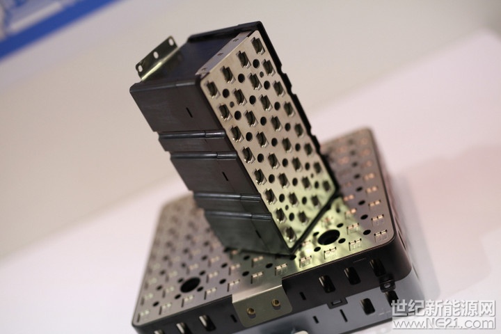 2017年,中國(guó)新能源汽車(chē)總產(chǎn)量達(dá)到82萬(wàn)輛,同比增長(zhǎng)58%。新能源汽車(chē)市場(chǎng)的高速增長(zhǎng),不僅帶動(dòng)了一批整車(chē)企業(yè)布局相關(guān)產(chǎn)業(yè),也令電池配套廠商跟著沾光,其業(yè)績(jī)也出現(xiàn)了明顯的增長(zhǎng)態(tài)勢(shì)