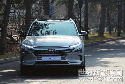1月20日，以“把握全球變革趨勢(shì)實(shí)現(xiàn)高質(zhì)量發(fā)展”為主題的中國(guó)電動(dòng)汽車(chē)百人會(huì)論壇（2018）在北京召開(kāi)。論壇期間，現(xiàn)代汽車(chē)集團(tuán)副會(huì)長(zhǎng)梁雄哲與現(xiàn)代汽車(chē)集團(tuán)環(huán)境技術(shù)中心高級(jí)副總裁李起相分別在現(xiàn)場(chǎng)介紹了現(xiàn)代汽車(chē)的環(huán)保車(chē)技術(shù)戰(zhàn)略及新一代未來(lái)型SUV NEXO