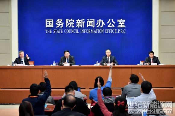 日前，國新辦舉行新聞發(fā)布會，請工業(yè)和信息化部部長苗圩，工業(yè)和信息化部副部長辛國斌，工業(yè)和信息化部總工程師、新聞發(fā)言人張峰介紹2017年工業(yè)通信業(yè)發(fā)展情況。其中，就汽車行業(yè)相關(guān)的智能網(wǎng)聯(lián)汽車、人工智能以及新能源汽車發(fā)展情況，回答記者提問