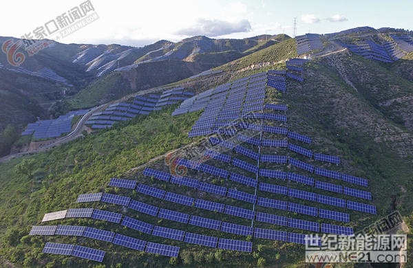 打造國(guó)內(nèi)可再生能源開(kāi)發(fā)利用“樣板間”

———張家口可再生能源示范區(qū)建設(shè)成果綜述

2015年7月，國(guó)務(wù)院批復(fù)同意設(shè)立張家口可再生能源示范區(qū)。在國(guó)家、省大力支持下，在市委、市政府強(qiáng)力推動(dòng)下，經(jīng)過(guò)兩年多的發(fā)展，示范區(qū)在體制機(jī)制創(chuàng)新、商業(yè)模式創(chuàng)新、應(yīng)用技術(shù)創(chuàng)新、規(guī)?；_(kāi)發(fā)、多元化應(yīng)用、本地化消納等領(lǐng)域均取得了突破性的進(jìn)展，為國(guó)內(nèi)可再生能源開(kāi)發(fā)應(yīng)用提供了可復(fù)制、可推廣的成功經(jīng)驗(yàn)