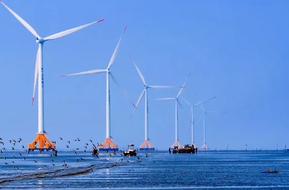 　　2018年1月14日，如東縣能源局公布的2017年度新能源產(chǎn)業(yè)發(fā)展成績單顯示，去年新能源產(chǎn)業(yè)實現(xiàn)應稅銷售200億元，同比增長28%;全縣9家風電場并網(wǎng)電量33.3億千瓦時，新能源發(fā)電總量達到39億千瓦時，占全社會用電總量的73.38%。到去年底，新能源發(fā)電量累計達到220.23億千瓦時，其中，風電、生物質(zhì)發(fā)電、光伏發(fā)電總量達193.97億千瓦時