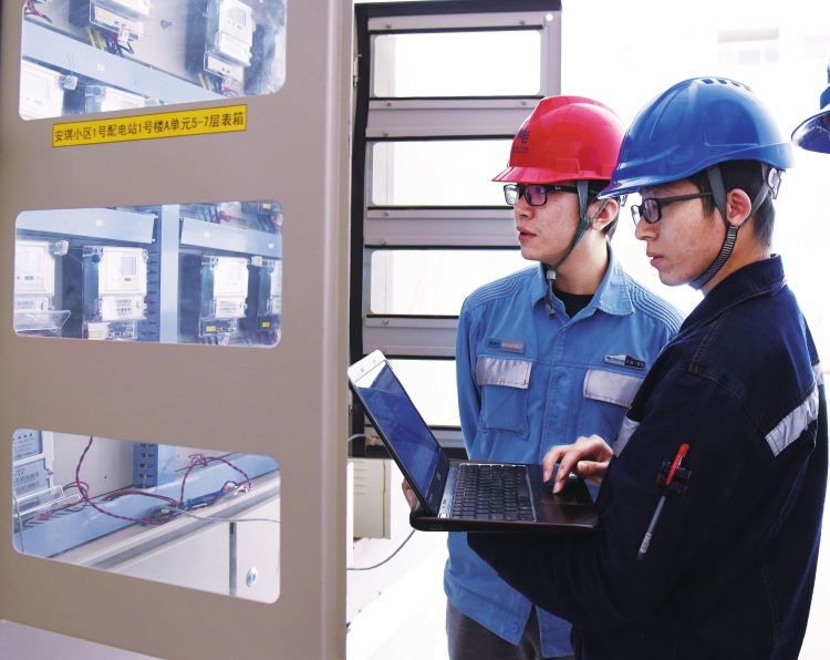 
　　崇左供電局計量自動化班班長黃栩杰聯(lián)合廠家技術(shù)人員，對新投運小區(qū)的智能電表進行調(diào)試。 黃艷芳 攝

　　在廣西壯族自治區(qū)崇左市，客戶的用電感受越來越好