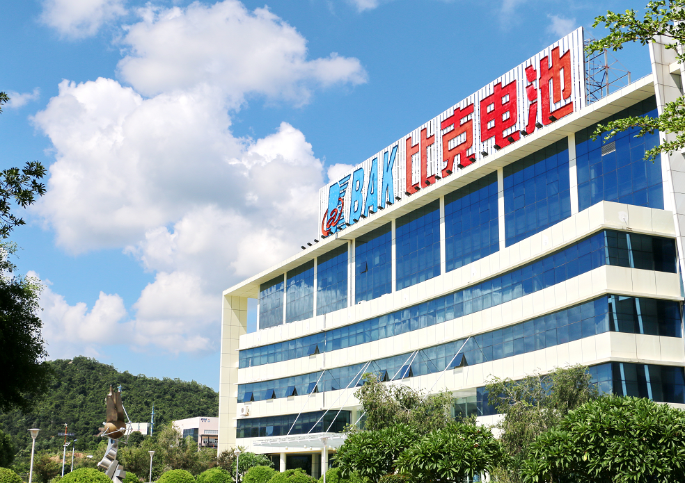 
	中國儲能網(wǎng)訊：深圳市比克動力電池有限公司（以下簡稱“比克”），成立于2001年，作為行業(yè)最早開發(fā)三元體系車用動力電芯的企業(yè)之一，比克目前的車電產(chǎn)品主要以圓柱電池為主，包括18650/21700等型號，持續(xù)化提升其安全性、性價比、能量密度、循環(huán)壽命等性能。



	作為國內(nèi)最早進軍該領(lǐng)域的企業(yè)之一，比克以其卓越的產(chǎn)品品質(zhì)始終占據(jù)著市場領(lǐng)導地位