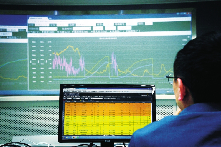 
　　南方電網(wǎng)覆冰監(jiān)測中心對四省區(qū)覆冰線路實施精準(zhǔn)定位、精準(zhǔn)定級，并能精準(zhǔn)定制應(yīng)急方案，實現(xiàn)對基層單位融冰工作的遠程指導(dǎo)。 （許建軍 攝）

　　日前，“南網(wǎng)敲冰哥”的圖片觸發(fā)了人們的心頭柔軟處，一時風(fēng)頭無兩，點擊率過億