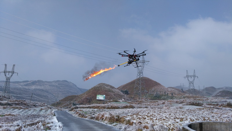 
            	2月1日，韶關(guān)220千伏關(guān)通線、110千伏大梅線依然是冰封世界，南方電網(wǎng)廣東公司通過(guò)噴火無(wú)人機(jī)、激光清障儀以及激光雷達(dá)進(jìn)行實(shí)地除冰作業(yè)和激光雷達(dá)掃描，在非接觸式融冰技術(shù)方面取得新突破。據(jù)悉，以上三項(xiàng)高端科技裝備應(yīng)用在電力融冰實(shí)踐方面屬國(guó)內(nèi)首次