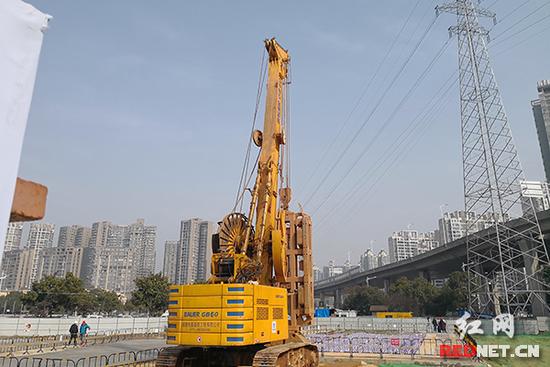 
            	2月1日上午，萬(wàn)家麗路220KV電力隧道工程召開(kāi)新聞通氣會(huì)。作為湖南首條電力盾構(gòu)地道，萬(wàn)家麗路220KV電力隧道承當(dāng)著為城際鐵路交通、地鐵3號(hào)及5號(hào)線(xiàn)供電的使命