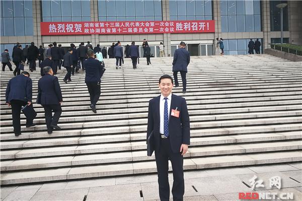 
            	“建議湖南省政府出臺(tái)引導(dǎo)政策以衡陽(yáng)為主要基地，重點(diǎn)打造我省智能電網(wǎng)裝備產(chǎn)業(yè)集群?！痹诖舜魏鲜∈龑萌舜笠淮螘?huì)議期間，省人大代表、金杯電工衡陽(yáng)電纜有限公司總經(jīng)理謝良瓊說(shuō)