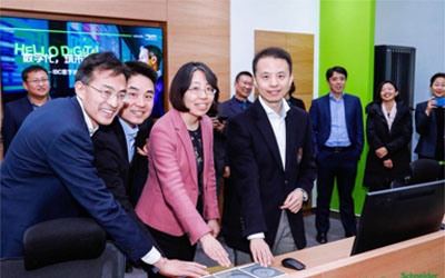 　　近日，全球能效管理和自動化領(lǐng)域數(shù)字化轉(zhuǎn)型的領(lǐng)導(dǎo)者施耐德電氣宣布國內(nèi)首個工業(yè)數(shù)字化運營中心成立，并于集團(tuán)下屬的北京利德華福電氣技術(shù)有限公司(下稱利德華福電氣)舉辦了揭牌儀式。施耐德電氣工業(yè)數(shù)字化運營中心實現(xiàn)了后臺研發(fā)、產(chǎn)品、運營與前臺運營中心、線下服務(wù)團(tuán)隊、客戶的雙閉環(huán)貫通，可利用其專家能力與數(shù)據(jù)分析能力，通過包括變頻顧問(Drive Advisor)和EcoStruxure機(jī)器顧問(EcoStruxure Machine Advisor)在內(nèi)的數(shù)字化技術(shù)與解決方案，為用戶提供更加卓越的數(shù)字化服務(wù)，創(chuàng)造