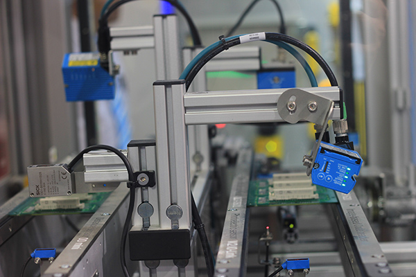 
                    
	中國作為制造業(yè)大國，從“制造”走向“智造”是緊跟世界潮流的必然選擇，也是我國制造業(yè)實現(xiàn)彎道超車的唯一機會。工信部副部長辛國斌曾表示，智能制造是我國制造業(yè)緊跟世界發(fā)展趨勢，增強發(fā)展質量優(yōu)勢的關鍵所在，牢牢把握這一主攻方向，對推動互聯(lián)網(wǎng)、大數(shù)據(jù)、人工智能和制造業(yè)深度融合，對夯實實體經濟發(fā)展根基，都有重要而深遠的影響