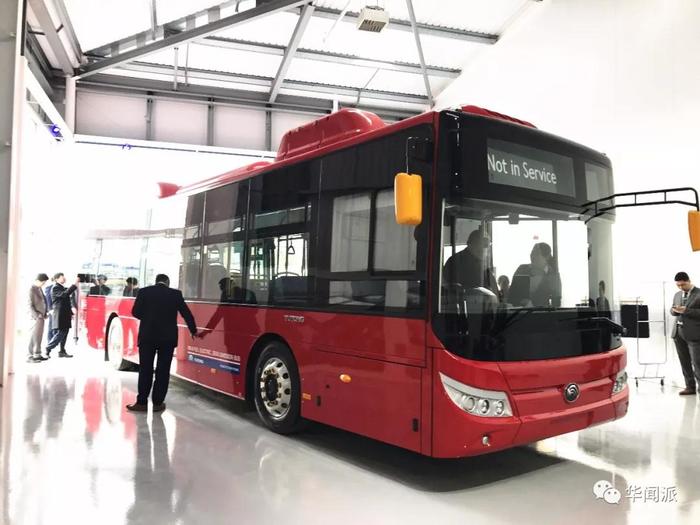
                
	
                    
	1月30日，自中國由宇通專門為倫敦研發(fā)的第一款零排放公交車——E10亮相英國利茲。對(duì)宇通來說，打入英國市場(chǎng)特別是倫敦公交車市場(chǎng)具有指標(biāo)性的意義