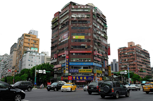 
            	英媒稱，臺灣地區(qū)近來持續(xù)陷入電信詐騙的陰影中。繼肯尼亞、馬來西亞與菲律賓等國后，1月25日東歐斯洛維尼亞、克羅地亞等共97名臺灣人再陷入“電話詐騙”疑云，被兩國警方逮捕