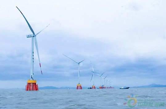 　　1月30日，隨著最新一臺風機吊裝成功，全省首個海上風電項目國電舟山普陀6號海上風電場2區(qū)工程現(xiàn)已完成風機安裝14臺，其中8臺風機實施并網(wǎng)發(fā)電，配套設(shè)施220千伏海上升壓站、2000噸級風機組裝碼頭、海纜敷設(shè)工程、陸上集控中心及陸上計量站等已全部完工。為切實保障春節(jié)期間轄區(qū)大型水工項目停工期安全監(jiān)管，保證風電施工水域通航環(huán)境有序，舟山海事部門認真比對《交通運輸部海事局關(guān)于加強海上風電場海事安全監(jiān)管的指導意見》的文件要求，提前部署，多措并舉，確保春節(jié)期間海上風電項目安全監(jiān)管工作有序開展