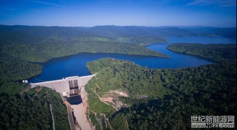 1月6日，我們推送的《 300億度四川水電面臨“投產(chǎn)即遭棄”》（←←點擊可查看詳情）報道后，引起了電力行業(yè)的廣泛關(guān)注和討論，并得到了江西省能源主管部門的回應(yīng)。

目前各方爭論的焦點集中于雅礱江中游水電該去哪里、受端省份是否具備接納條件、外送通道建設(shè)的真實作用、電網(wǎng)和水電企業(yè)是否在倒逼江西接受川電、水電消納是否存在省際壁壘、煤電擠壓水電外送空間，以及水電消納關(guān)鍵問題的解決該由誰“拍板”決定等