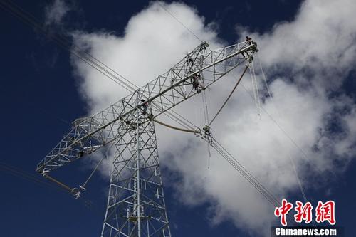 
            	誕生于20世紀(jì)初、已走過(guò)近16個(gè)春秋的中國(guó)國(guó)家電網(wǎng)公司已長(zhǎng)成“青年”。如眾多掌握著國(guó)之重器的國(guó)有企業(yè)一樣，國(guó)家電網(wǎng)有著自己的“堅(jiān)守”與“雄心”