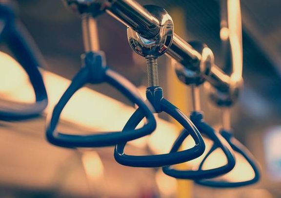 
            	廣佛地鐵是中國國內(nèi)第一條跨越兩個城市的全地下城際快速軌道交通線路，簡稱廣佛線、佛山地鐵1號線，橫跨廣州的海珠區(qū)、荔灣區(qū)和佛山的禪城區(qū)、南海區(qū)、順德區(qū)，呈東西走向。線路全長32．16km，全部為地下線路，全線共設(shè)置21座車站，其中佛山市境內(nèi)線路長14．797km，共設(shè)11座車站