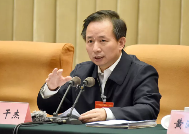 
            	2月2日―3日，環(huán)境保護部在京召開2018年全國環(huán)境保護工作會議，安排部署2018年重點工作，環(huán)境保護部部長李干杰出席會議并講話。李干杰指出，總體上看，當前我國生態(tài)環(huán)境保護仍滯后于經(jīng)濟社會發(fā)展，仍是“五位一體”總體布局中的短板，仍是廣大人民群眾關注的焦點問題，環(huán)境污染依然嚴重，環(huán)境壓力居高不下，環(huán)境治理體系基礎仍很薄弱