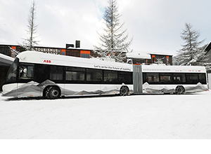 
                
	
                    
 ABB作為電動(dòng)汽車快速充電領(lǐng)域的技術(shù)領(lǐng)導(dǎo)企業(yè)，通過提供領(lǐng)先的產(chǎn)品和系統(tǒng)幫助全球?qū)崿F(xiàn)更加可持續(xù)的交通方式。燃油車因產(chǎn)生溫室氣體導(dǎo)致全球變暖而逐漸被電動(dòng)汽車所取代，可持續(xù)交通將在應(yīng)對(duì)氣候變化的挑戰(zhàn)中扮演至關(guān)重要的角色