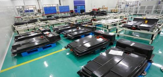 導讀：根據(jù)預測，2018年將是車用動力電池回收的小高峰。屆時，我國動力鋰電池廢舊回收市場累計廢舊動力鋰電池超過12GWh、報廢量超過17萬噸，從中回收鈷、鎳、錳、鋰、鐵和鋁等金屬所創(chuàng)造的回收市場規(guī)模將超過53億元