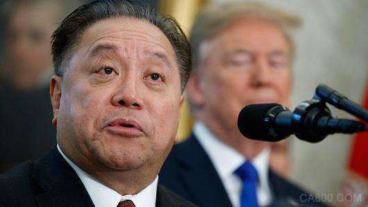 
                    
	據(jù)外電報道，博通周一宣布，已將收購高通的報價上調至每股82美元，總價1210億美元。其中60美元為現(xiàn)金形式支付，而剩余則以股票形式體現(xiàn)