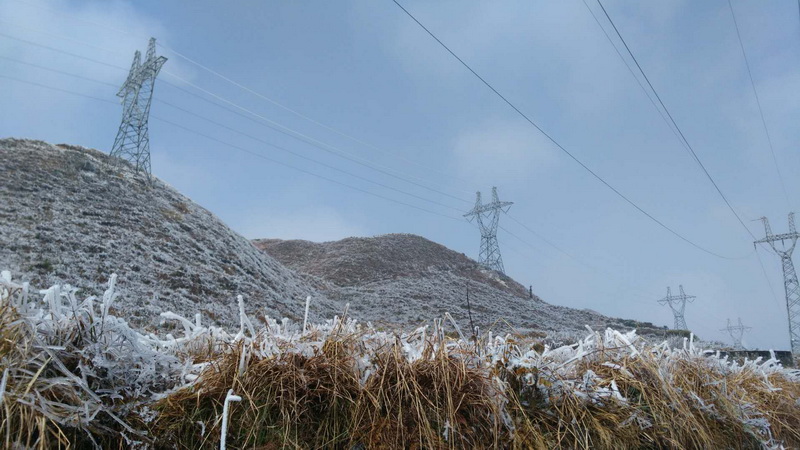 
　　2月1日，韶關(guān)220千伏關(guān)通線、110千伏大梅線依然是冰封世界。楊挺 攝

　　南方電網(wǎng)“激光大炮”——第五代激光清障儀，在實(shí)戰(zhàn)中完美還原了實(shí)驗(yàn)室融冰實(shí)驗(yàn)成果：遠(yuǎn)距離在5至8分鐘內(nèi)成功切斷了12厘米冰層