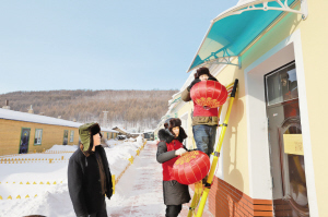 
　　共產(chǎn)黨員服務(wù)隊為劉大爺（左）掛燈籠。李景志 攝

　　開欄的話 新春佳節(jié)即將到來，公司各單位深入學(xué)習(xí)貫徹黨的十九大精神，廣大供電員工堅守崗位，保障電網(wǎng)安全運行，提供高質(zhì)量用電服務(wù)，滿足人民群眾日益增長的用電需求