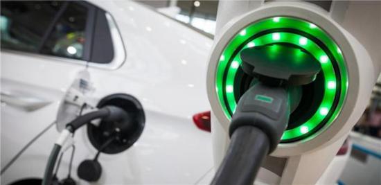 
	中國儲能網(wǎng)訊：據(jù)外媒報道，英國政府劃撥了4200萬英鎊（約合5925萬美元）的資金，用于四款不同的儲能研發(fā)項目，各個項目均由學術(shù)機構(gòu)（academic institution）主導，幫助電動車行業(yè)解決其面對的電池難題。


	 


	麥肯錫咨詢公司（McKinsey & Company）最近一份有關(guān)的電動車設(shè)計的報告