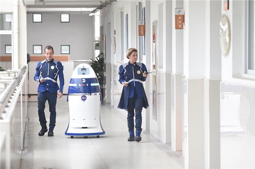 
            	春運(yùn)是一年中人員流動規(guī)模最大、最集中的時期，也是公眾生命財產(chǎn)安全隱患最多的時期。本周日19:30，CCTV2播出的由央視財經(jīng)頻道和英翼文化科技聯(lián)合出品的大型全球高校極客挑戰(zhàn)節(jié)目《極客出發(fā)》第二季第八期，將展示智能安防的出現(xiàn)是如何為我們的平安保駕護(hù)航！智能識別安防機(jī)器人成為城市新一代安全守護(hù)者安防機(jī)器人是半自主、自主或者在人類完全控制下協(xié)助人類完成安全防護(hù)工作的機(jī)器人