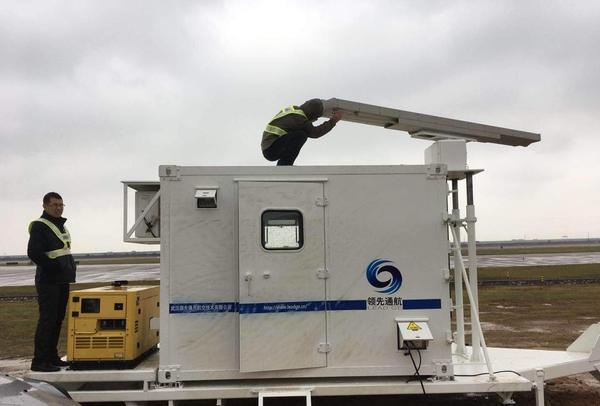 　　2018年1月31日，廣東深圳寶安機(jī)場飛行區(qū)凈空探測雷達(dá)正式投入使用，利用新技術(shù)手段為春運(yùn)保駕護(hù)航。 (圖片來自中國民用航空網(wǎng)) 　　飛機(jī)在飛行過程中很容易會受到鳥類和其他飛行物體的影響，尤其是無人機(jī)市場的快速發(fā)展，很容易就引起事故發(fā)生