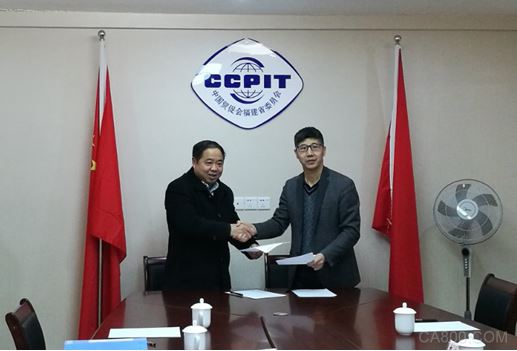 
                    
	2018年2月6日，國際在線展會(huì)集團(tuán)VirtualExpo旗下的DirectIndustry工業(yè)在線展會(huì)和中國貿(mào)促會(huì)福建省委員會(huì)暨中國國際商會(huì)福建商會(huì)（下面簡稱福建省貿(mào)促會(huì)）簽訂戰(zhàn)略合作協(xié)議，未來雙方將借助各自領(lǐng)域中的資源和經(jīng)驗(yàn)，創(chuàng)新當(dāng)前工業(yè)品國際營銷模式，幫助福建省制造企業(yè)更好地“走出去”，促進(jìn)福建省對(duì)外貿(mào)易的發(fā)展。 


	


	VirtualExpo集團(tuán)大中華區(qū)營銷中心總經(jīng)理何偉光、福建省貿(mào)促會(huì)副會(huì)長陳揚(yáng)共同出席了此次簽約儀式