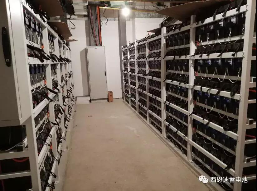 
	中國儲能網(wǎng)訊：西恩迪碳電池成功助力50kW/120kWh和300kW/600kWh兩套微網(wǎng)儲能示范及試驗(yàn)系統(tǒng)項(xiàng)目，該項(xiàng)目是中國風(fēng)能的龍頭企業(yè)金風(fēng)科技為驗(yàn)證儲能系統(tǒng)在光伏及風(fēng)能等新能源系統(tǒng)中的作用而在北京亦莊總部搭建的，此舉也將為日后新能源儲能大規(guī)模推廣積累實(shí)測數(shù)據(jù)。




	該試驗(yàn)系統(tǒng)除了配置西恩迪碳電池外，同時(shí)還配備了鋰電池和超級電容，一方面可對碳電池、磷酸鐵鋰電池和超級電容三種儲能方式的性能作全面比較，同時(shí)也可探索多種儲能手段在一套系統(tǒng)中應(yīng)用的可行性