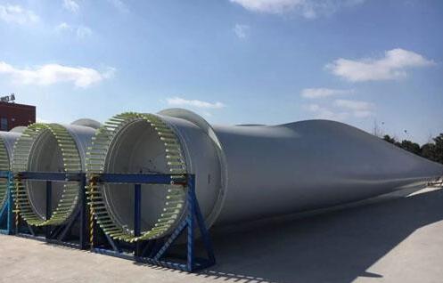 　　新年伊始，如東縣新能源產(chǎn)業(yè)發(fā)展再傳捷報(bào)。昨天上午，國內(nèi)最長的海上風(fēng)電CGI5/6兆瓦-83.6葉片在重通成飛風(fēng)電設(shè)備江蘇有限公司成功下線，將為我國海上風(fēng)電規(guī)?；?、裝備國產(chǎn)化提供有力支撐