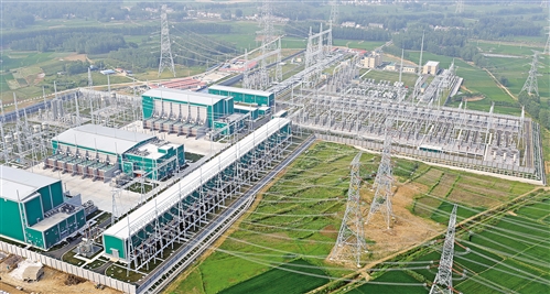 　　
特高壓直流輸電線路工程扎魯特?fù)Q流站。 （資料圖片）

　　2017年度國家科學(xué)技術(shù)進(jìn)步獎特等獎“特高壓±800kV直流輸電工程”項目攻克了特高壓直流外絕緣、過電壓、電磁環(huán)境、系統(tǒng)控制等一系列世界性難題，創(chuàng)造了7項世界第一，獲得114項發(fā)明專利，構(gòu)建起完整的特高壓直流輸電技術(shù)體系，確立了我國在世界特高壓直流領(lǐng)域的引領(lǐng)地位

　　我國能源資源和生產(chǎn)力分布不均衡，實施“西電東送”戰(zhàn)略，加快開發(fā)并應(yīng)用輸電容量大、損耗小、適合遠(yuǎn)距離大容量輸電的直流
