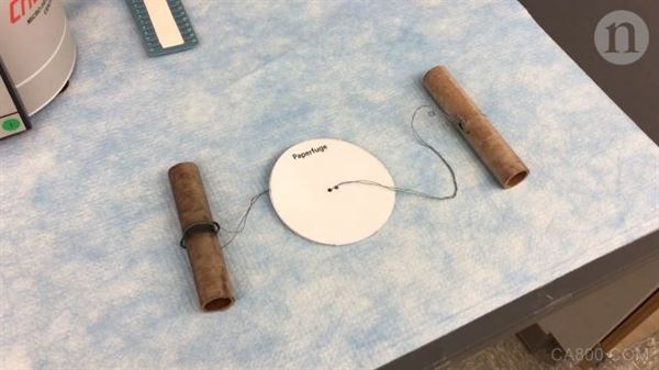 
                    
	全球科技領(lǐng)域在行將過去的2017年迎來了許多進步，而這些最新科技進步、革新的出現(xiàn)也成功幫助我們的日常生活變得更方便。下面，不妨讓我們簡單整理一下2017年出現(xiàn)的十大科技革新： 


	1. 純手動離心機Paperfuge 


	 


	斯坦福大學生物工程科學家馬努-帕卡什（Manu Prakash）利用價值僅20美分的紙盤、拉繩和手柄就制造出了簡易手動離心機Paperfuge